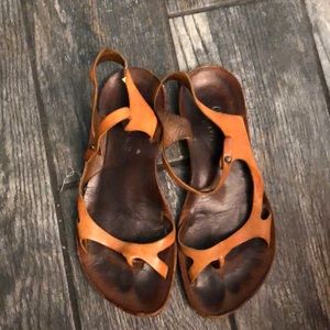 Cydwoq  tan sandals.